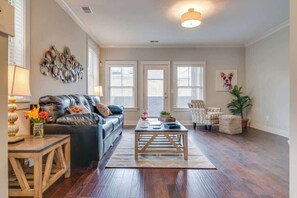 TV, offices - 3 Luxury Belmont Homes Near Vandy w/ 11 King Beds | 6 Living Rooms & Workspaces | Sleep 34 in Walkable Location to 12 South, Edgehill & Hillsboro Village | Ideal for Groups, Families & Gatherings | 24/7 Hospitality (Nashville)