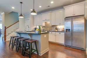 Fridge, microwave, oven, stovetop - 3 Luxury Belmont Homes Near Vandy w/ 11 King Beds | 6 Living Rooms & Workspaces | Sleep 34 in Walkable Location to 12 South, Edgehill & Hillsboro Village | Ideal for Groups, Families & Gatherings | 24/7 Hospitality (Nashville)