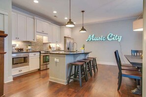 Fridge, microwave, oven, stovetop - 3 Luxury Belmont Homes Near Vandy w/ 11 King Beds | 6 Living Rooms & Workspaces | Sleep 34 in Walkable Location to 12 South, Edgehill & Hillsboro Village | Ideal for Groups, Families & Gatherings | 24/7 Hospitality (Nashville)