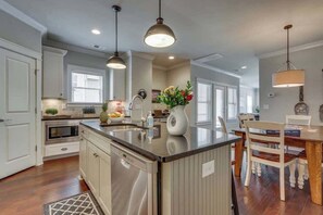 Fridge, microwave, oven, stovetop - 3 Luxury Belmont Homes Near Vandy w/ 11 King Beds | 6 Living Rooms & Workspaces | Sleep 34 in Walkable Location to 12 South, Edgehill & Hillsboro Village | Ideal for Groups, Families & Gatherings | 24/7 Hospitality (Nashville)