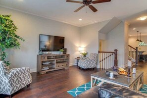 TV, offices - 3 Luxury Belmont Homes Near Vandy w/ 11 King Beds | 6 Living Rooms & Workspaces | Sleep 34 in Walkable Location to 12 South, Edgehill & Hillsboro Village | Ideal for Groups, Families & Gatherings | 24/7 Hospitality (Nashville)
