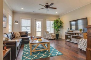 TV, offices - 3 Luxury Belmont Homes Near Vandy w/ 11 King Beds | 6 Living Rooms & Workspaces | Sleep 34 in Walkable Location to 12 South, Edgehill & Hillsboro Village | Ideal for Groups, Families & Gatherings | 24/7 Hospitality (Nashville)