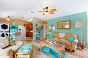 TV, caminetto, tavolo da ping pong, libri