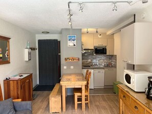 Fridge, dishwasher, cookware/dishes/utensils