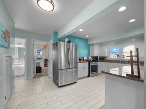 Køleskab, mikrobølgeovn, ovn, kogeplade