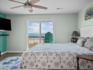 4 habitaciones, escritorio y tabla de planchar con plancha