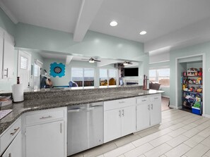 Køleskab, mikrobølgeovn, ovn, kogeplade