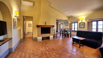 Télévision, cheminée