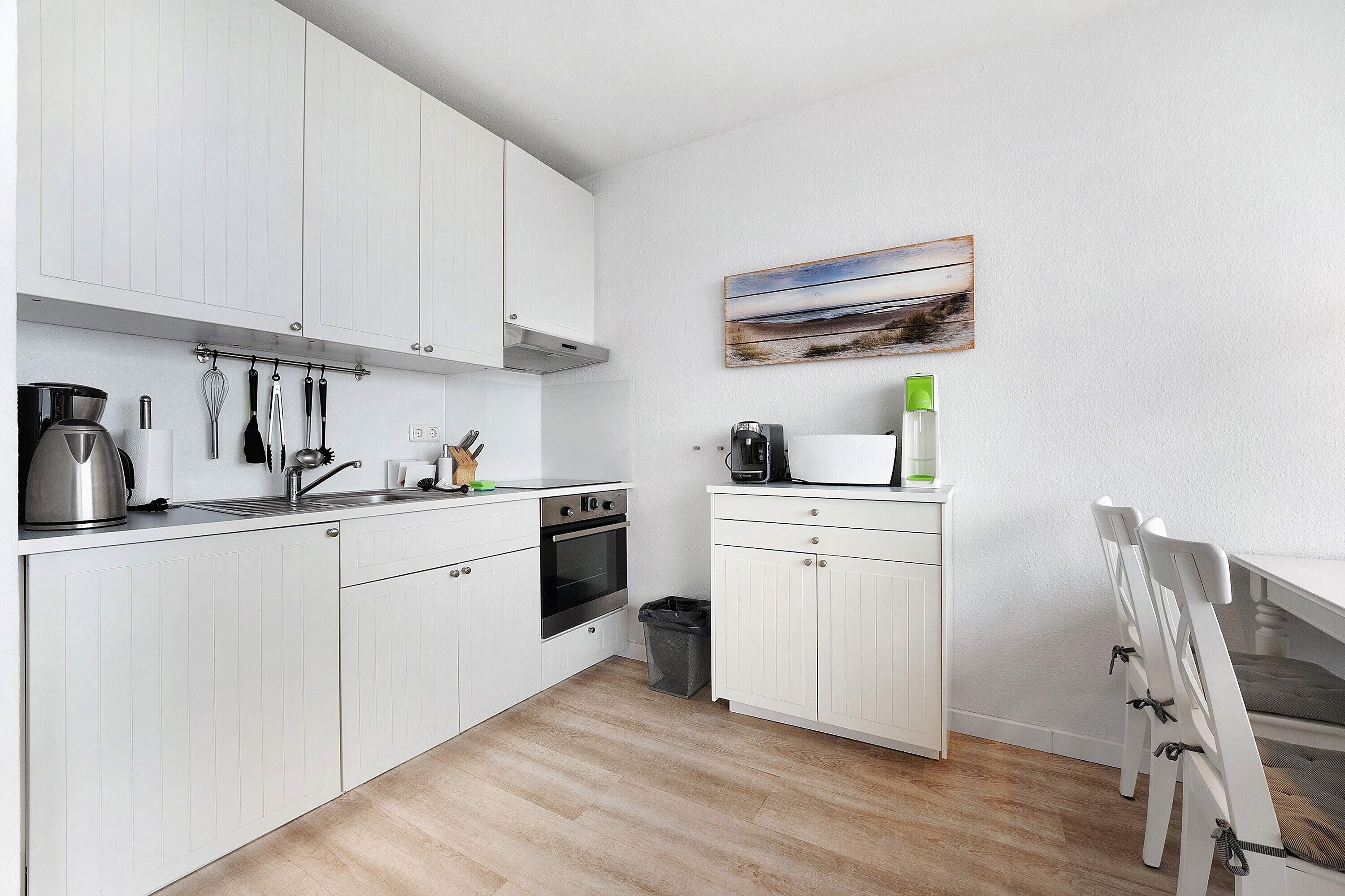 Kühlschrank, Ofen, Herdplatte, Wasserkocher mit Kaffee-/Teezubehör