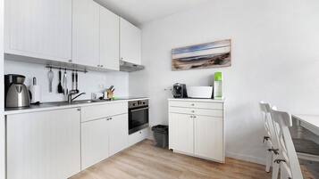 Réfrigérateur, four, plaque de cuisson, cafetiÚre/bouilloire