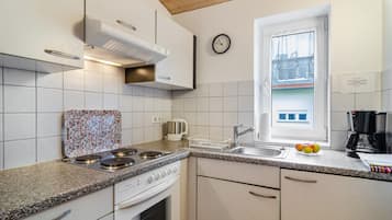 Refrigerador, horno, placa de cocina, cafetera/tetera