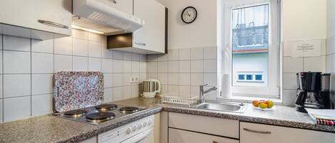 Frigorífic, forn, placa de cuina i cafetera i tetera