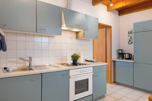 Refrigerador, horno, parrilla de estufa y cafetera y tetera 