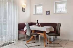 Dining - Apartment 'Ferienwohnung Links' with Balcony and Wi-Fi (Konstanz)