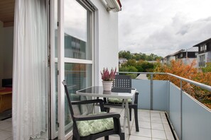 Outdoor dining - Apartment 'Ferienwohnung Links' with Balcony and Wi-Fi (Konstanz)