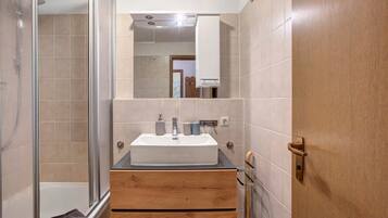 Regadera, secadora de cabello, toallas