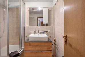 Dusj, hårføner og håndklær