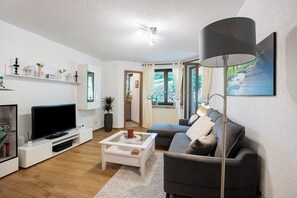 Fernseher, Tischtennisplatte