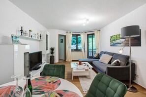 TV, tavolo da ping pong