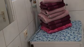 Een douche, gratis toiletartikelen, een haardroger, handdoeken