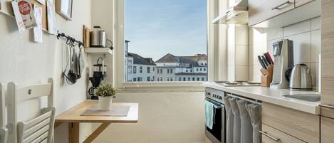 Kühlschrank, Ofen, Herdplatte, Wasserkocher mit Kaffee-/Teezubehör