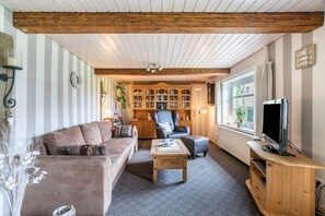 Fernseher, Videospiele, DVD-Player, Tischtennisplatte