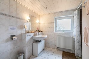 Een douche, een haardroger, handdoeken