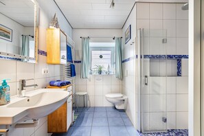 Shower, hair dryer, towels - Apartment 'Fördehof Petersen - Sonderburg' with Sea View, Private Terrace and Wi-Fi (Westerholz)