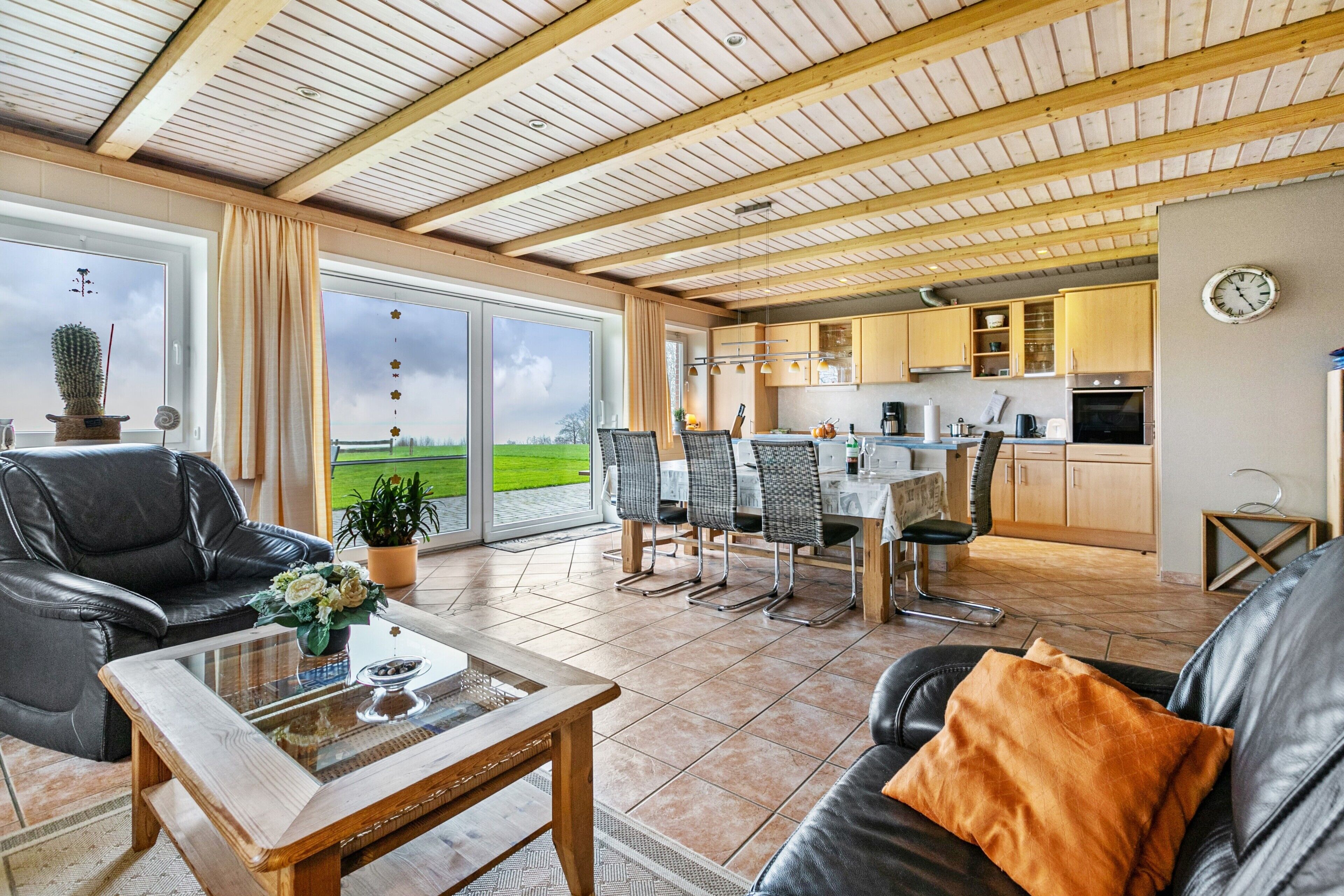 Tv, eldstad, tv-spel och dvd-spelare