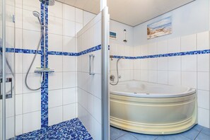 Een douche, een haardroger, handdoeken