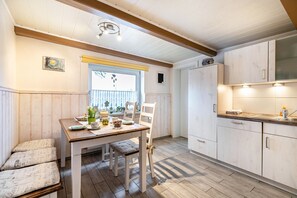 Dining - Apartment 'Fördehof Petersen - Zur Linde' with Shared Terrace, Shared Garden and Wi-Fi (Westerholz)