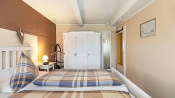 1 habitación, tabla de planchar con plancha, wifi gratis y ropa de cama