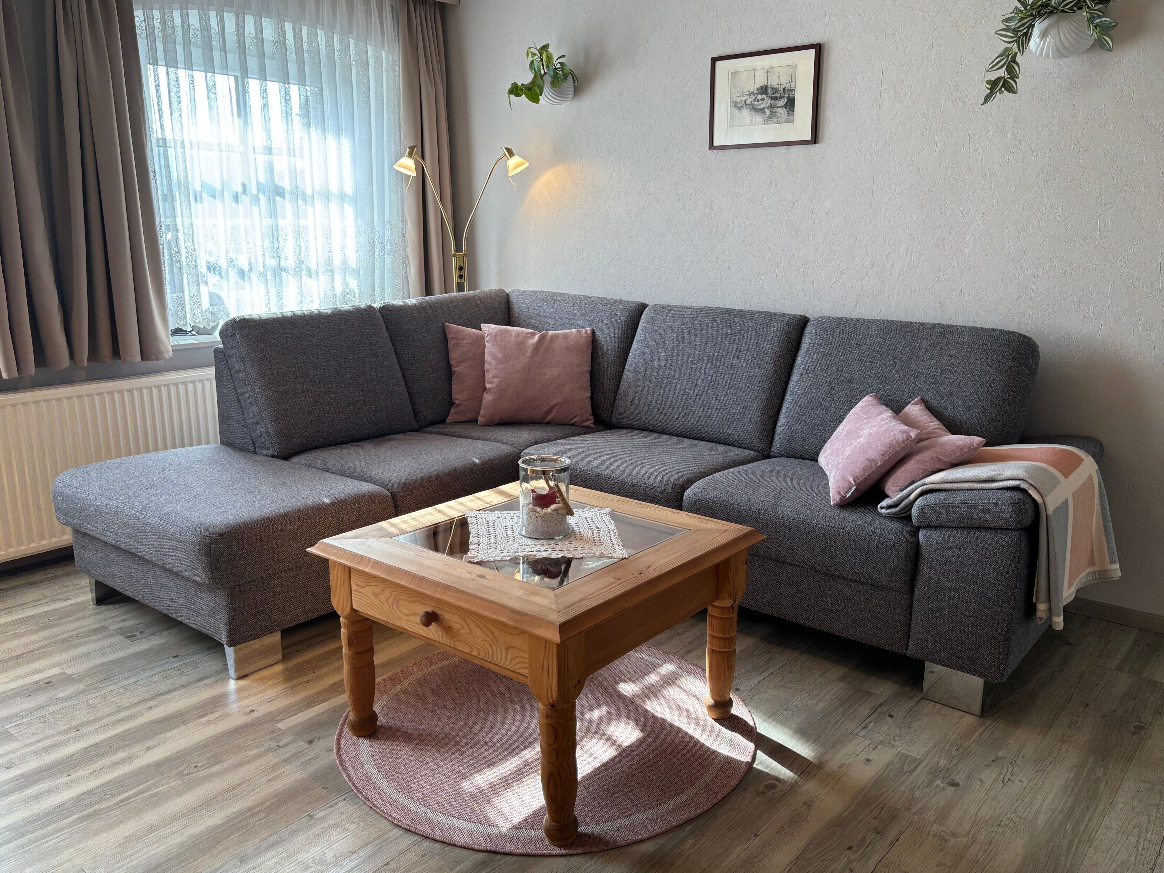 Fernseher, DVD-Player, Tischtennisplatte, Stereoanlage