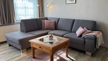 Fernseher, DVD-Player, Tischtennisplatte, Stereoanlage
