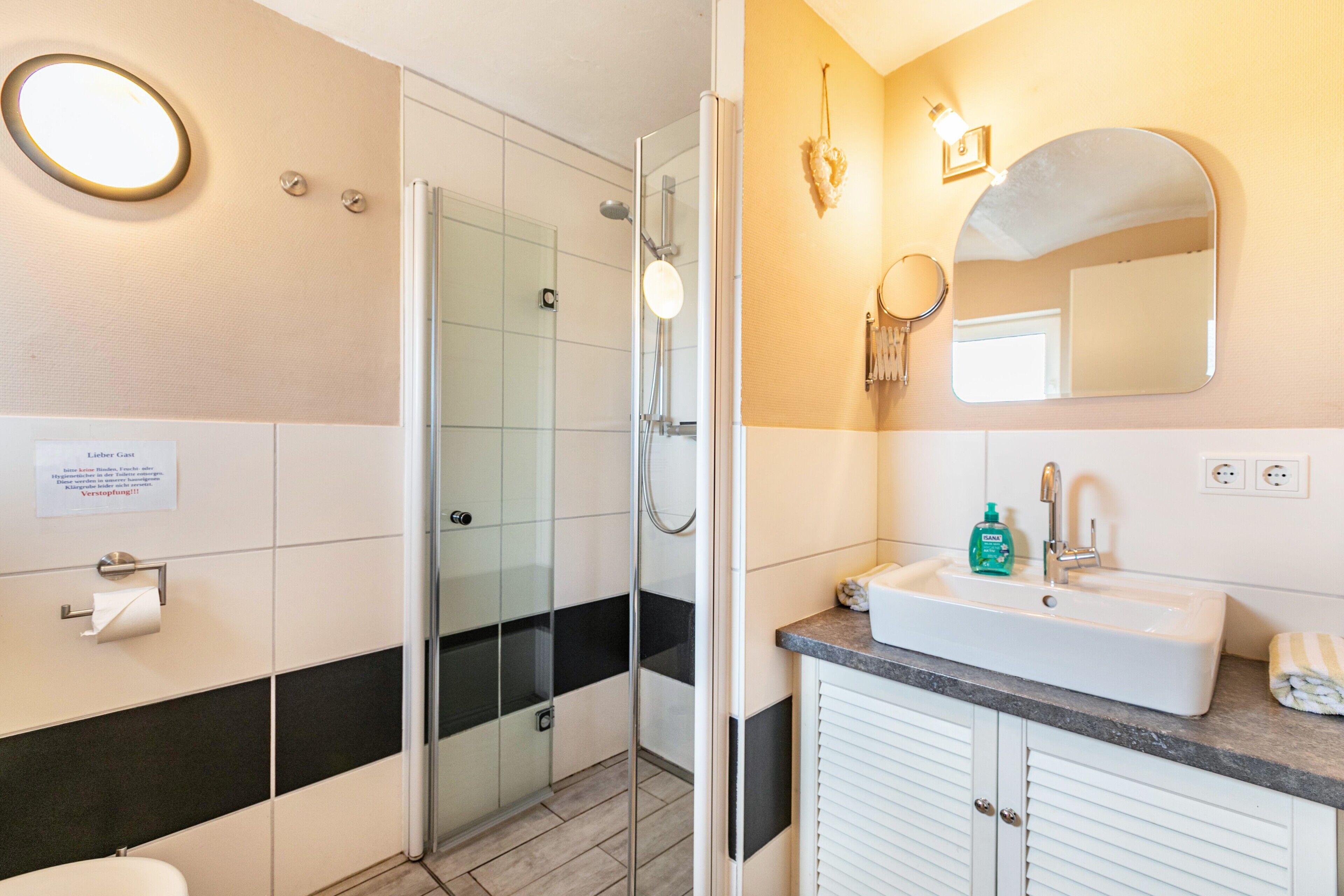 Een douche, gratis toiletartikelen, een haardroger, handdoeken