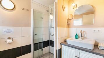 Een douche, gratis toiletartikelen, een haardroger, handdoeken