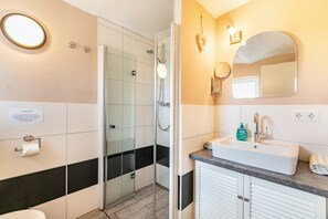 Ducha, artículos de tocador gratuitos, secador de pelo, toallas