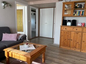 Televisión, reproductor de DVD, mesa de ping pong, estéreo