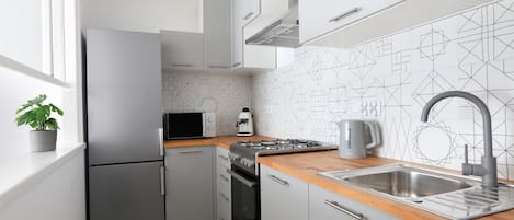 Réfrigérateur, micro-ondes, four, plaque de cuisson