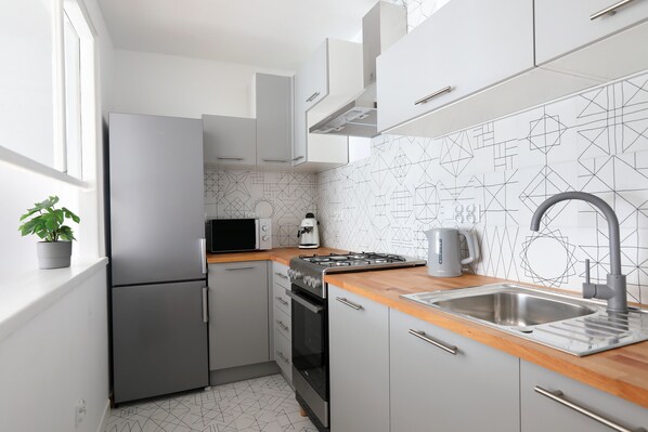 Fridge, microwave, oven, stovetop