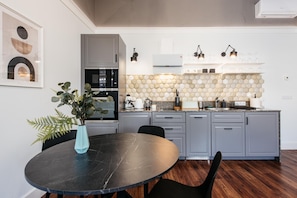 Fridge, microwave, oven, stovetop - Charming 2-Room Apartment Near Wawel Castle, Stradomska (Kraków)