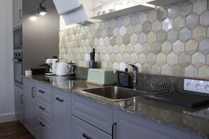Geladeira, micro-ondas, fogão, cooktop