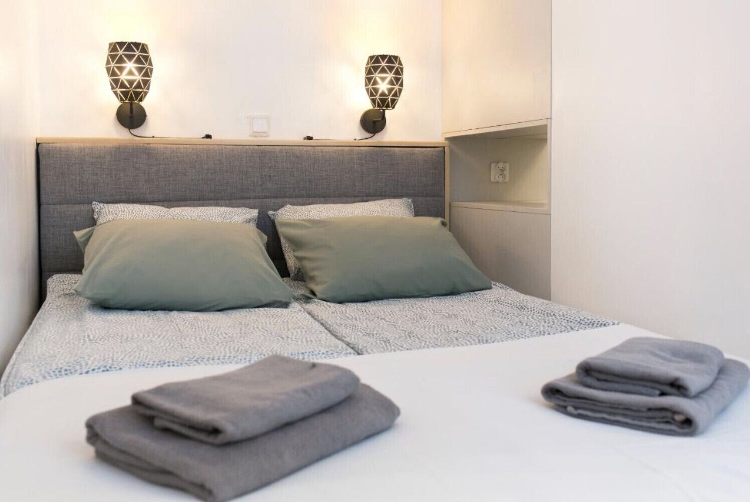 Iron/ironing board, free WiFi, bed sheets