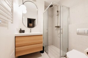 Douche, sèche-cheveux, serviettes fournies, papier toilette