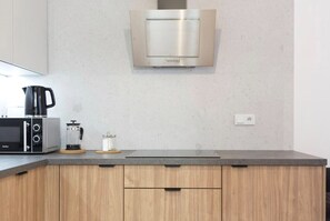 Réfrigérateur, micro-ondes, lave-vaisselle, cafetière/bouilloire