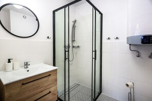 Shower, hair dryer, towels