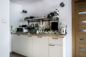 Réfrigérateur, micro-ondes, lave-vaisselle, cafetière/bouilloire