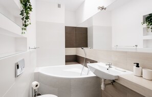 Secadora de cabello, toallas, papel de baño