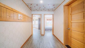Room (freesia)
