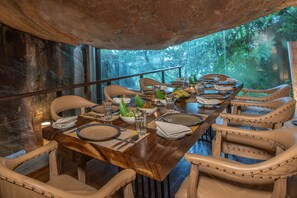 Design Villa | Dining room - The Cavern (Agrapatana)